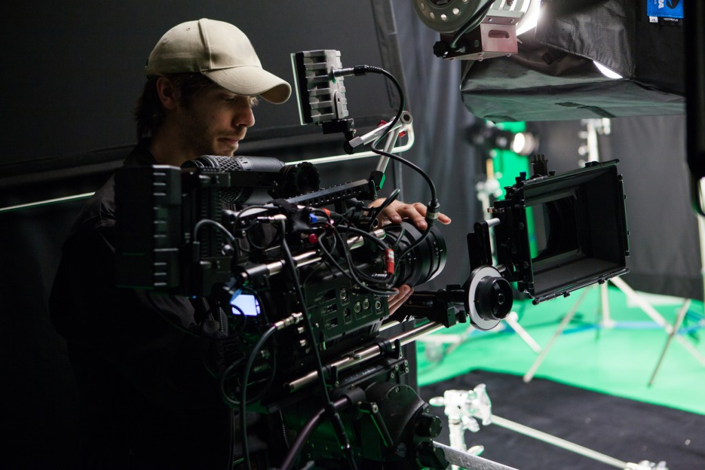 Andrews Sykes verwarmt filmsterren op de set